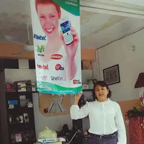 mujer con lona vende recargas, pines electronicos y cobra servicios en oaxaca