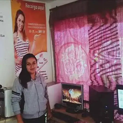 mujer en cibercafe vendiendo recargas desde leon guanajuato