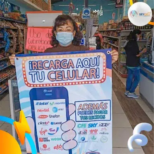 mujer sosteniendo una lona para cobrar servicios en tienda de abarrotes, vender recargas 100 porciento confiable