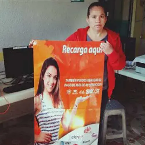 mujer sosteniendo lona, vende recargas en miscelanea desde acapulco guerrero