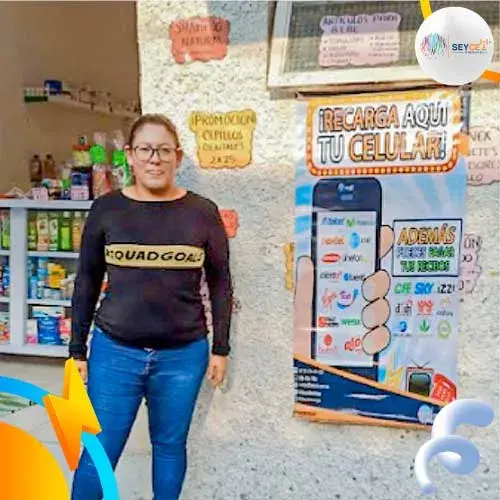 mujer sonriendo por vender recargas en su farmacia, aumentar las ventas de mi negocio