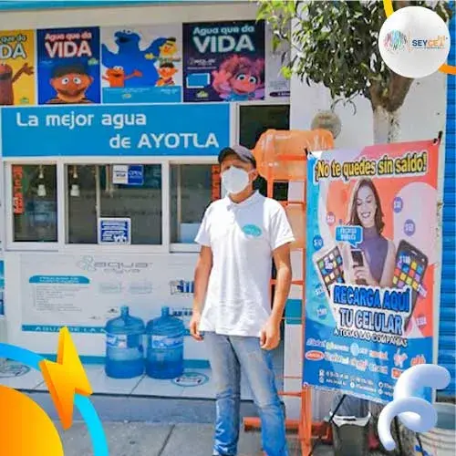 hombre afuera de purificadora de agua con publicidad para vender recargas, opinion acerca de vender recargas, vender recagas en purificadora
