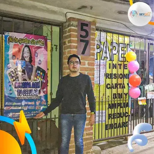 hombre feliz por vender recargas en papeleria