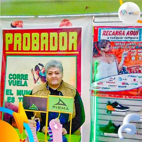 mujer en tienda deportiva mostrando las ganancias de realizar recargas y cobrar servicios