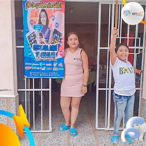 joven mujer sosteniendo lona para cobrar servicios en su tienda de productos de limpieza